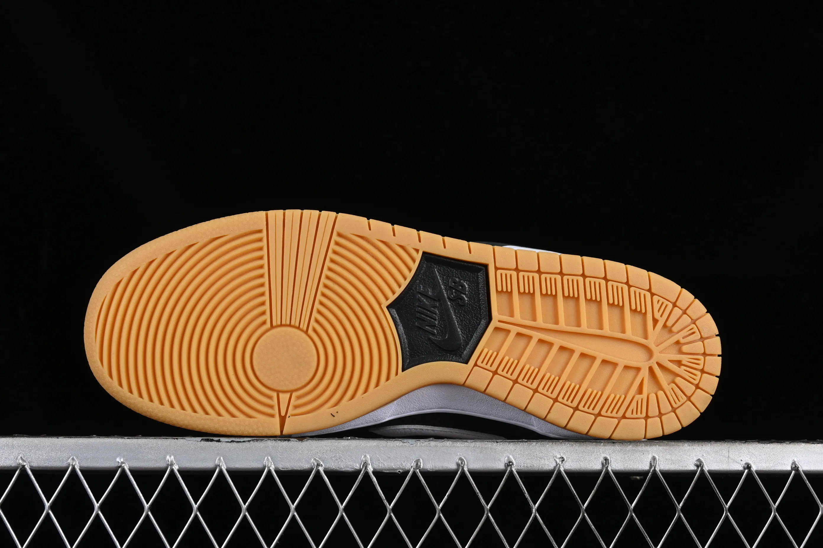 All Categories Nk SB Dunk Series Nk SB Dunk Low Low-top sneakers Nk SB Dunk Low "Black Gum" Raw rubber black and white SB low-top casual sneakers CD2563-006